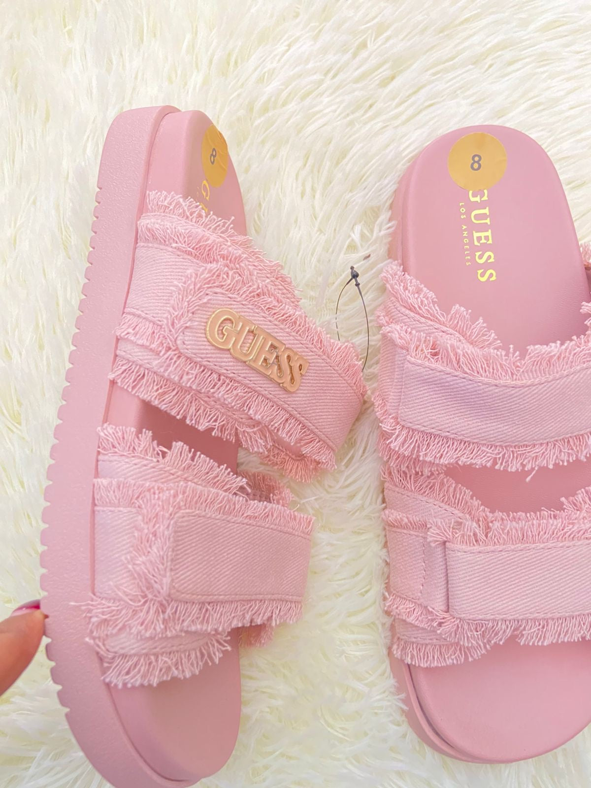 Sandalias GUESS original, color rosado con placa GUESS en dorado y pelusas.
