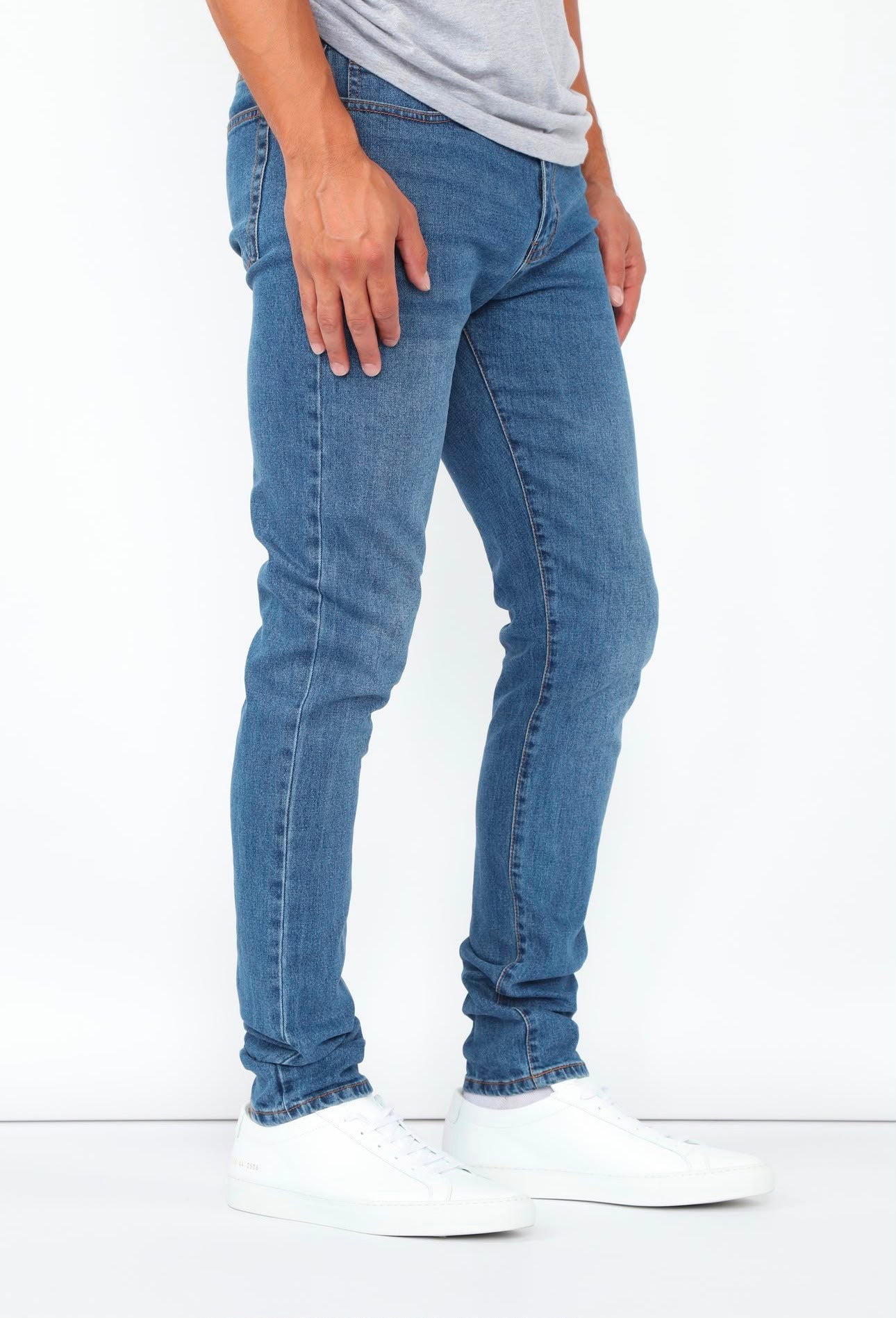 Pantalon jean, color azul con degradado blanco en el rodillas.