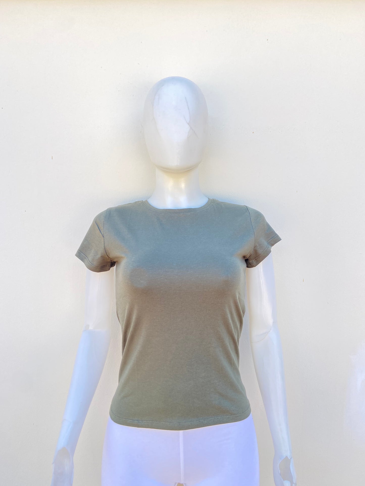 T-shirt en color verde oliva liso.