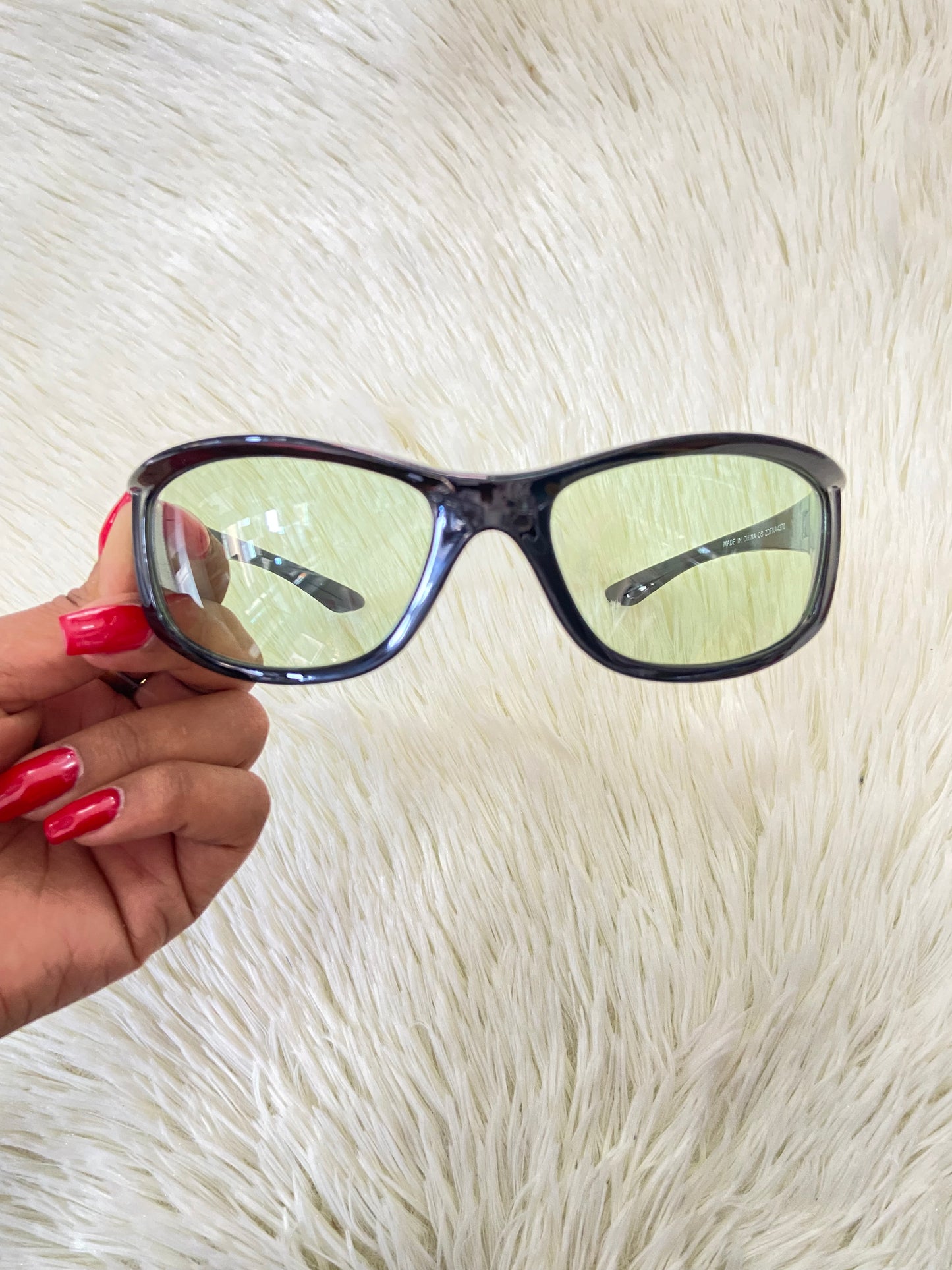 Lentes, negros con micas color verde y detalles plateados.