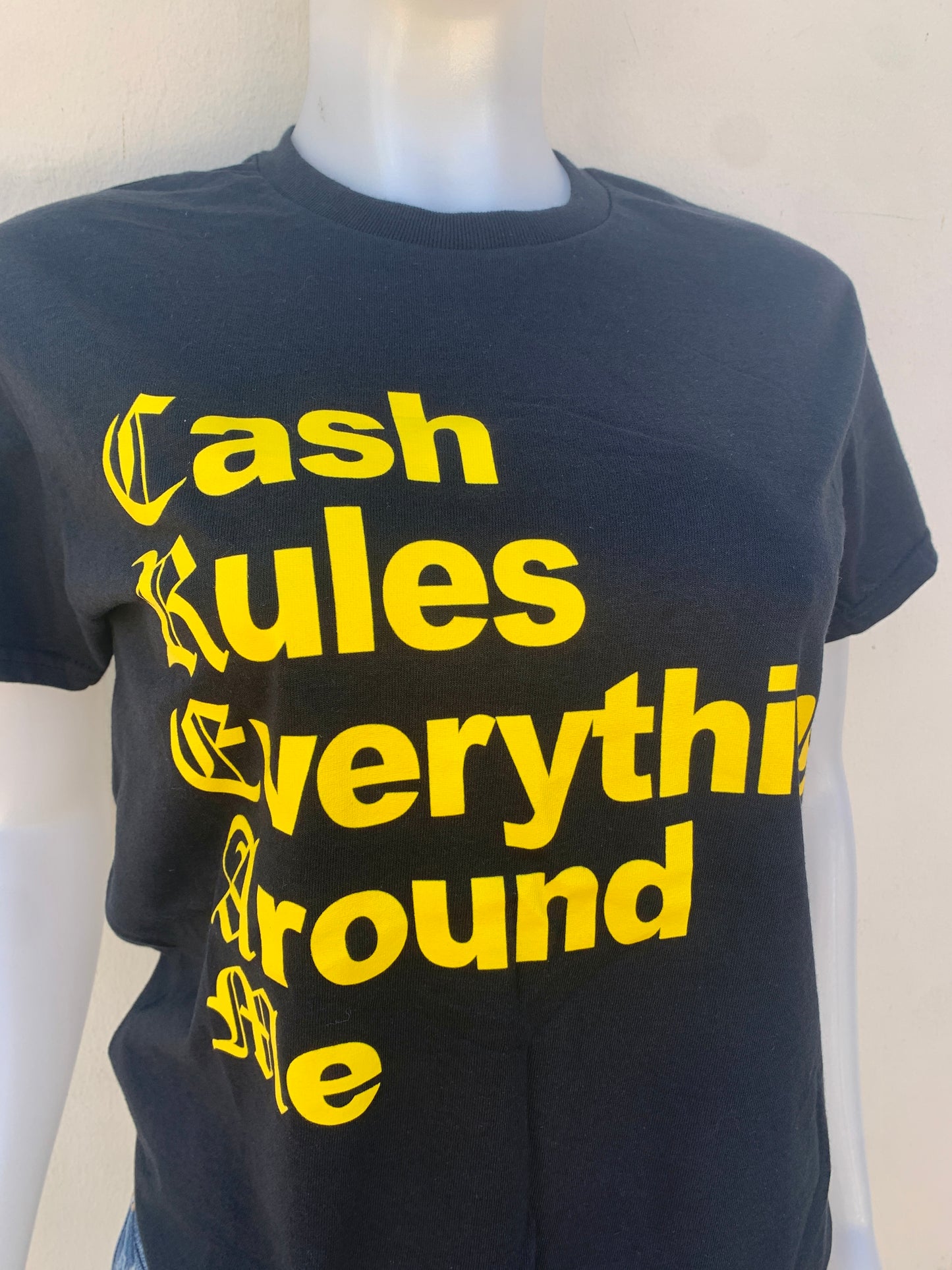 T-shirt Fashion Nova en color negro con letras, Cash, Rules, Everything around me en color amarillo