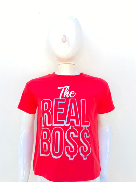 T-shirt Rojo con letras al frente de dice THE REAL BO$$