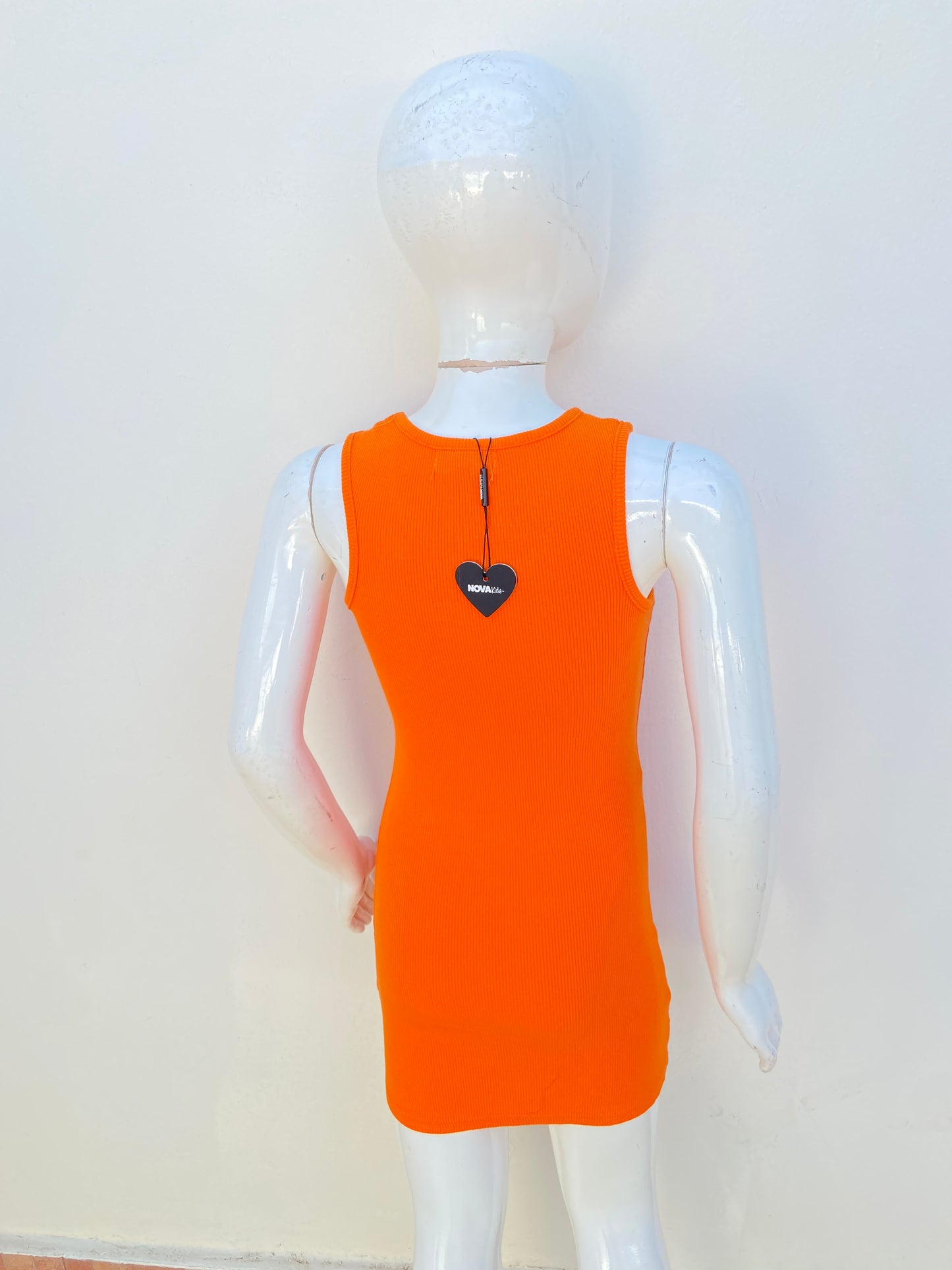 Vestido Nova Kids original naranja con diseño de un corazón en piedras.