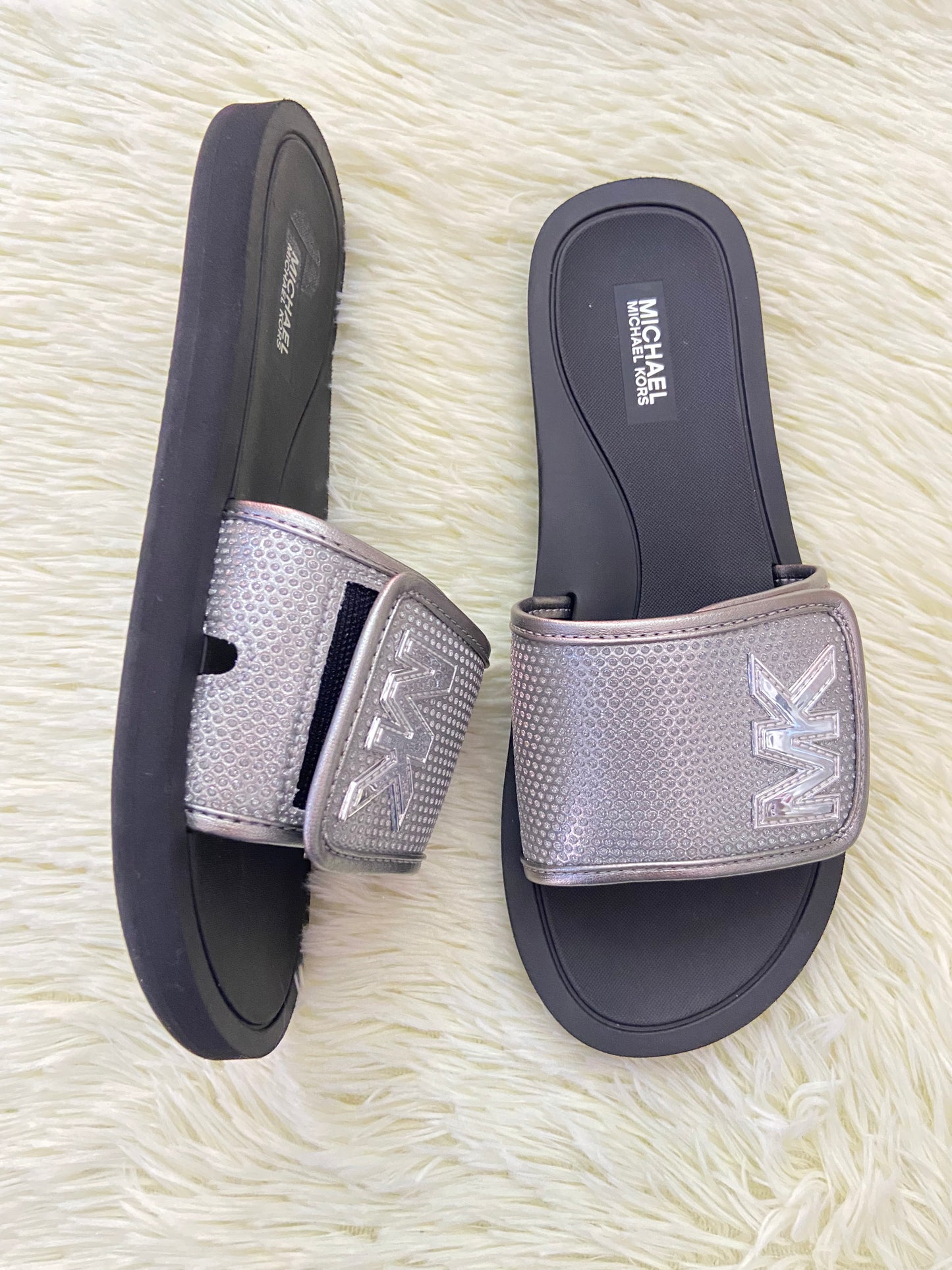Sandalias MICHAEL KORS original, negra con plateado y letras MK en los lados.