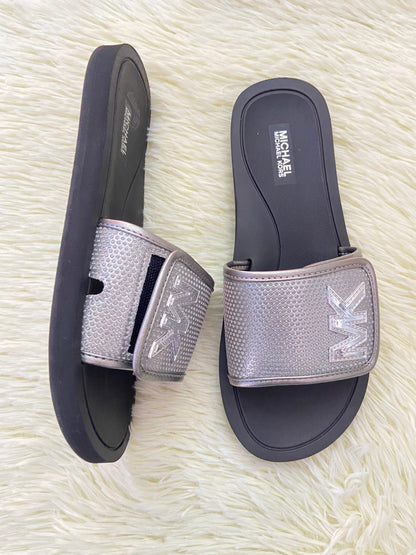 Sandalias MICHAEL KORS original, negra con plateado y letras MK en los lados.