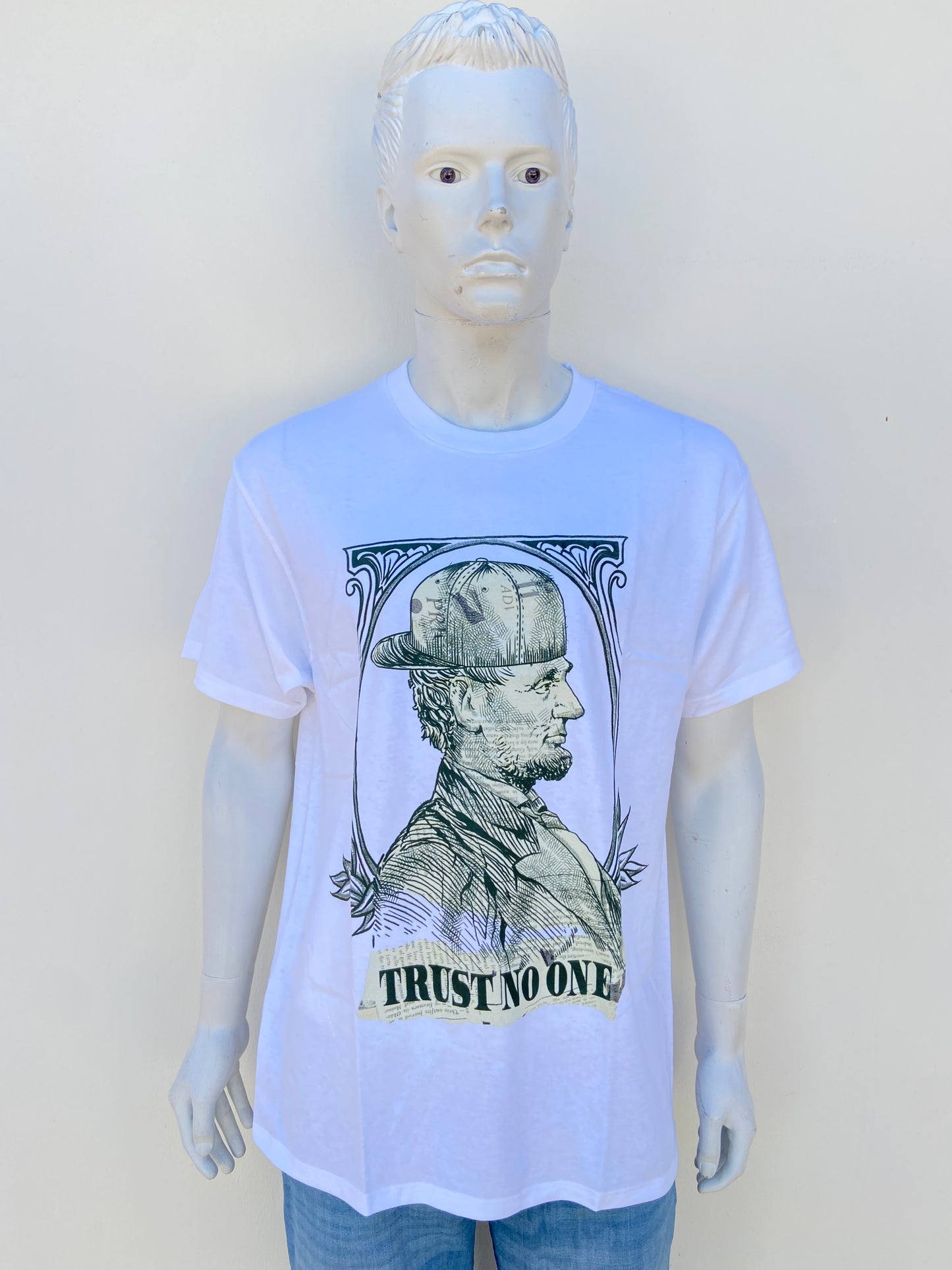 T-shirt, blanco con estampado de hombre en color verde y letras TRUST NO ONE.