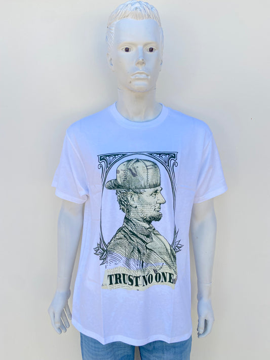 T-shirt, blanco con estampado de hombre en color verde y letras TRUST NO ONE.