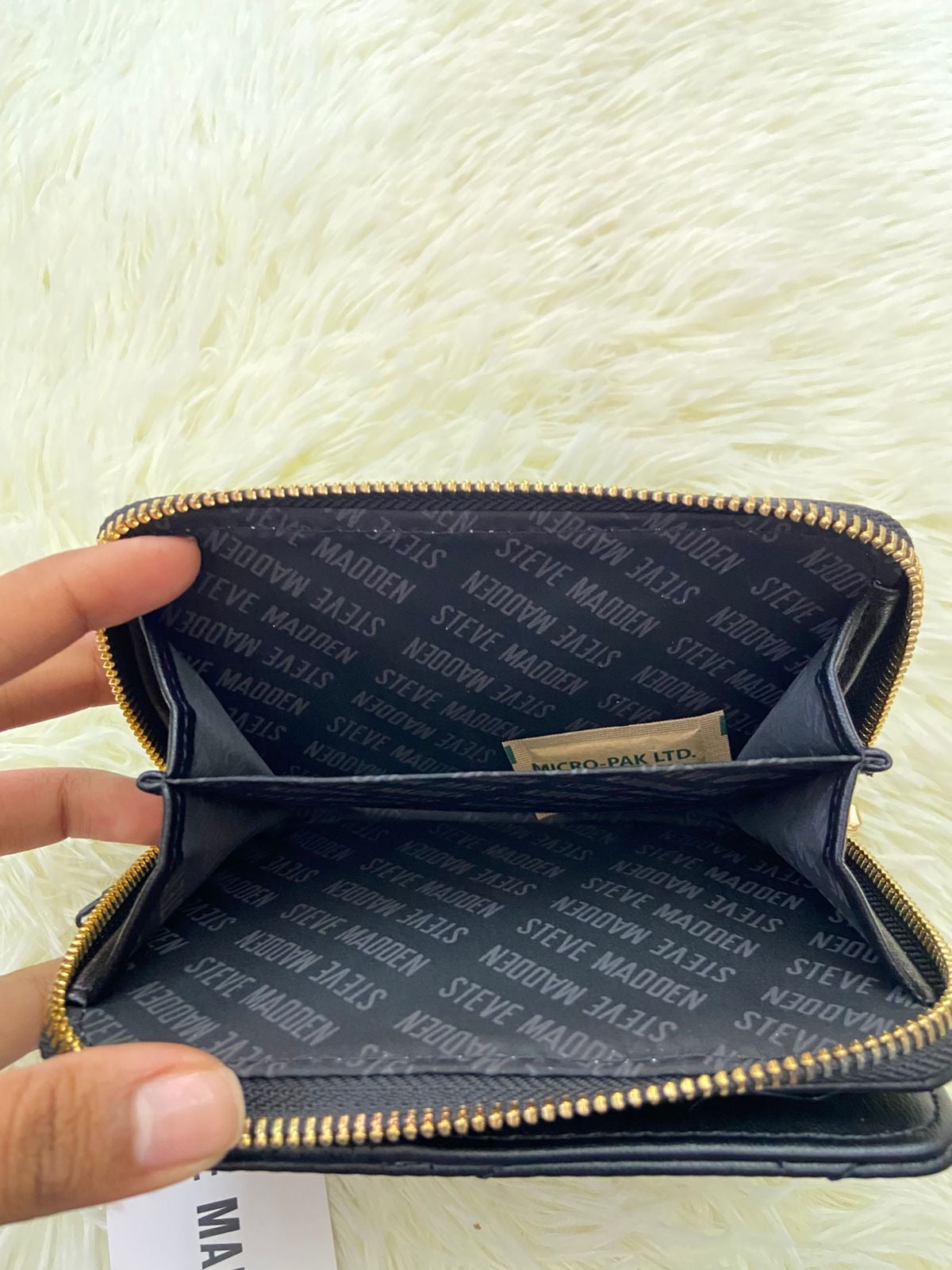 Monedero Cartera STEVE MADDEN original negro con placa de la marca en dorado y varios compartimentos.