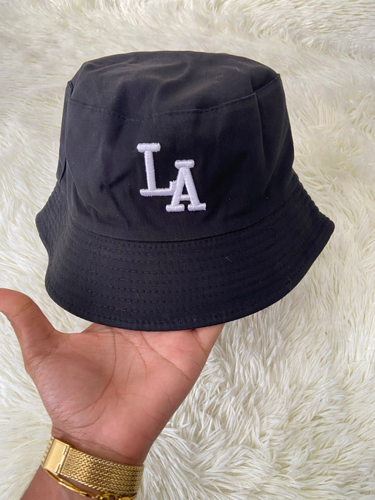 Gorro, color negro con letras LA en color blanco.