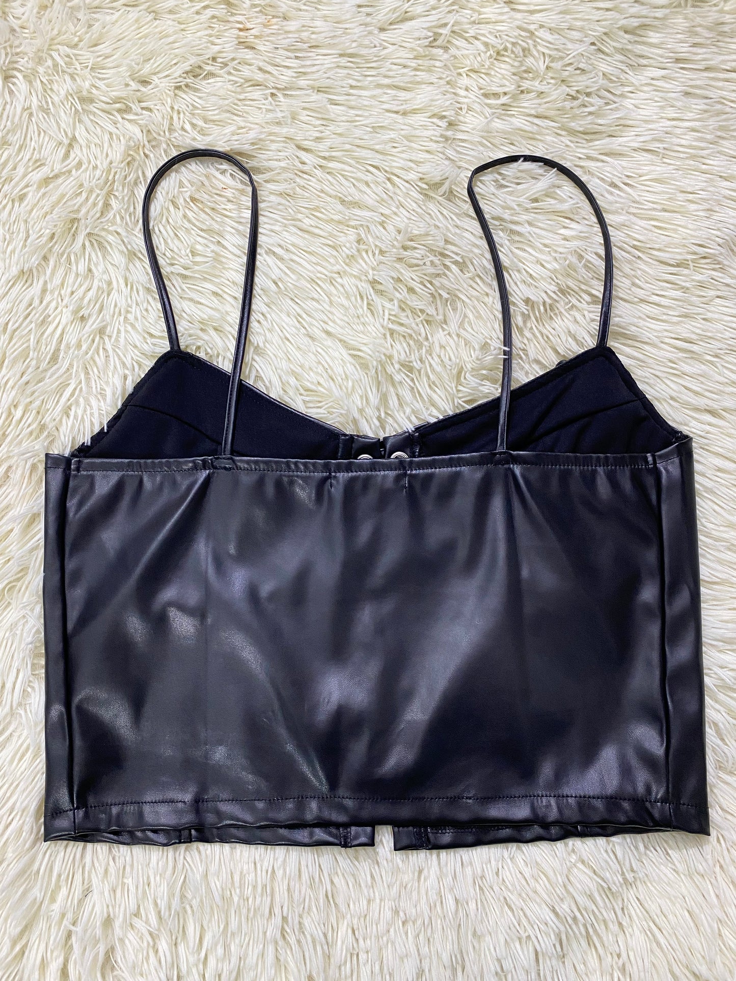 Top FASHION NOVA Original, negro en leather con lazos ajustables en el frente.