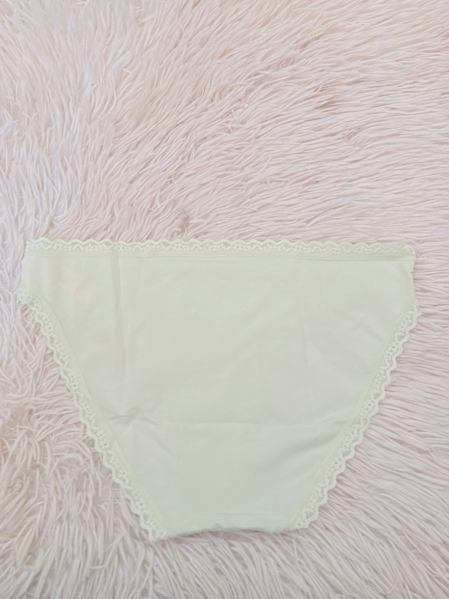 Panti VICTORIA’S SECRET original verde pistacho con estampado de conejo en frente.