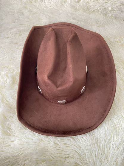 Sombrero, marron oscuro con placas de corazón al rededor en plateado, estilo vaquero.
