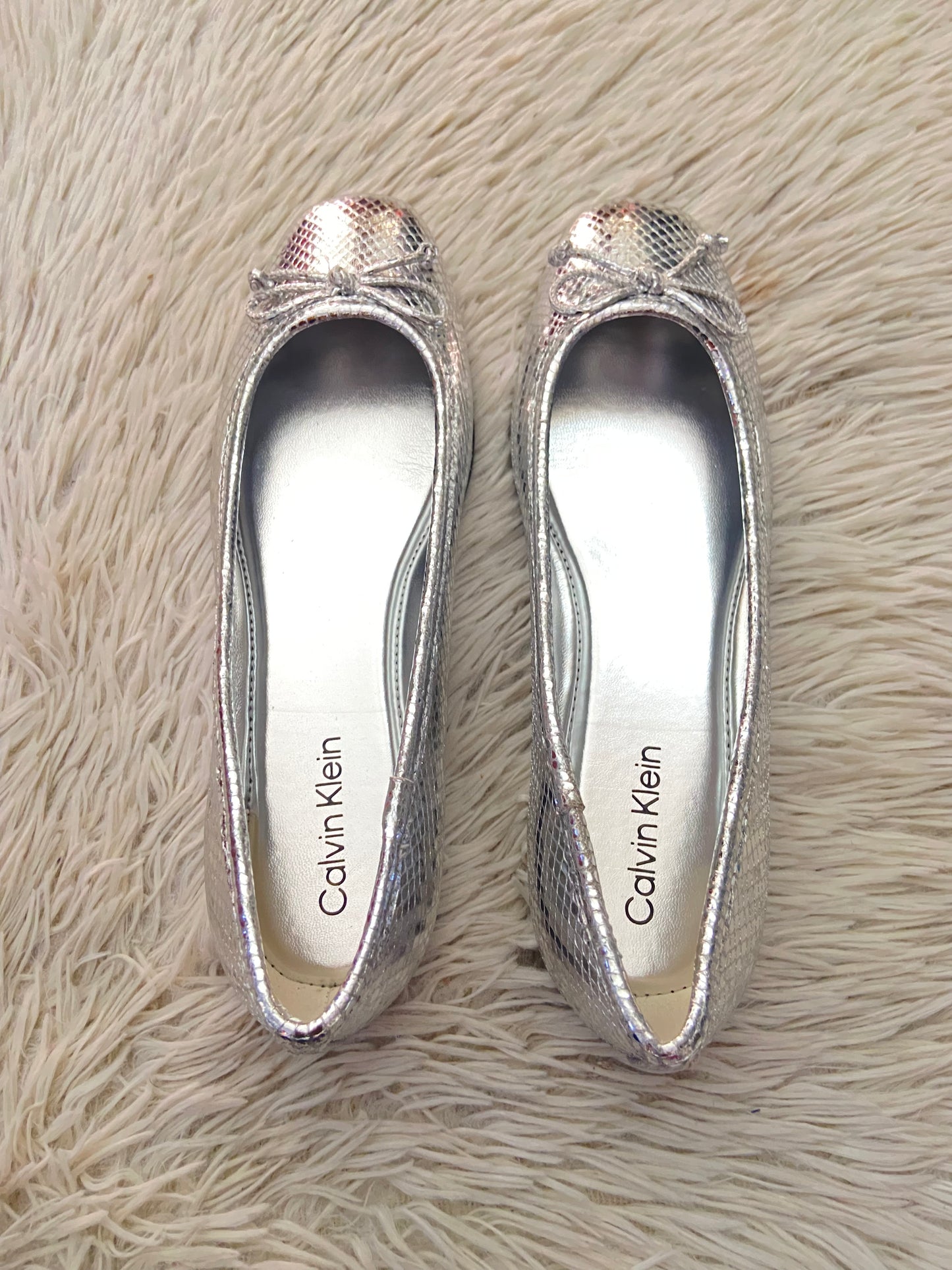 Zapatos CALVIN KLEIN original, color plateado con moño en frente, estampado de animal print