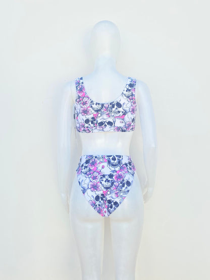Biquini, de dos piezas  blanco con estampado calaveras y flores