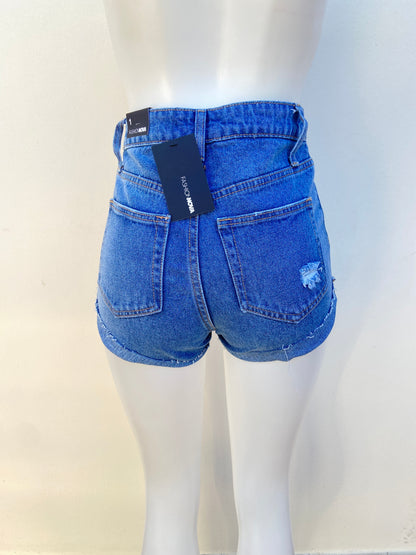 Short azul oscuro con rasgados.