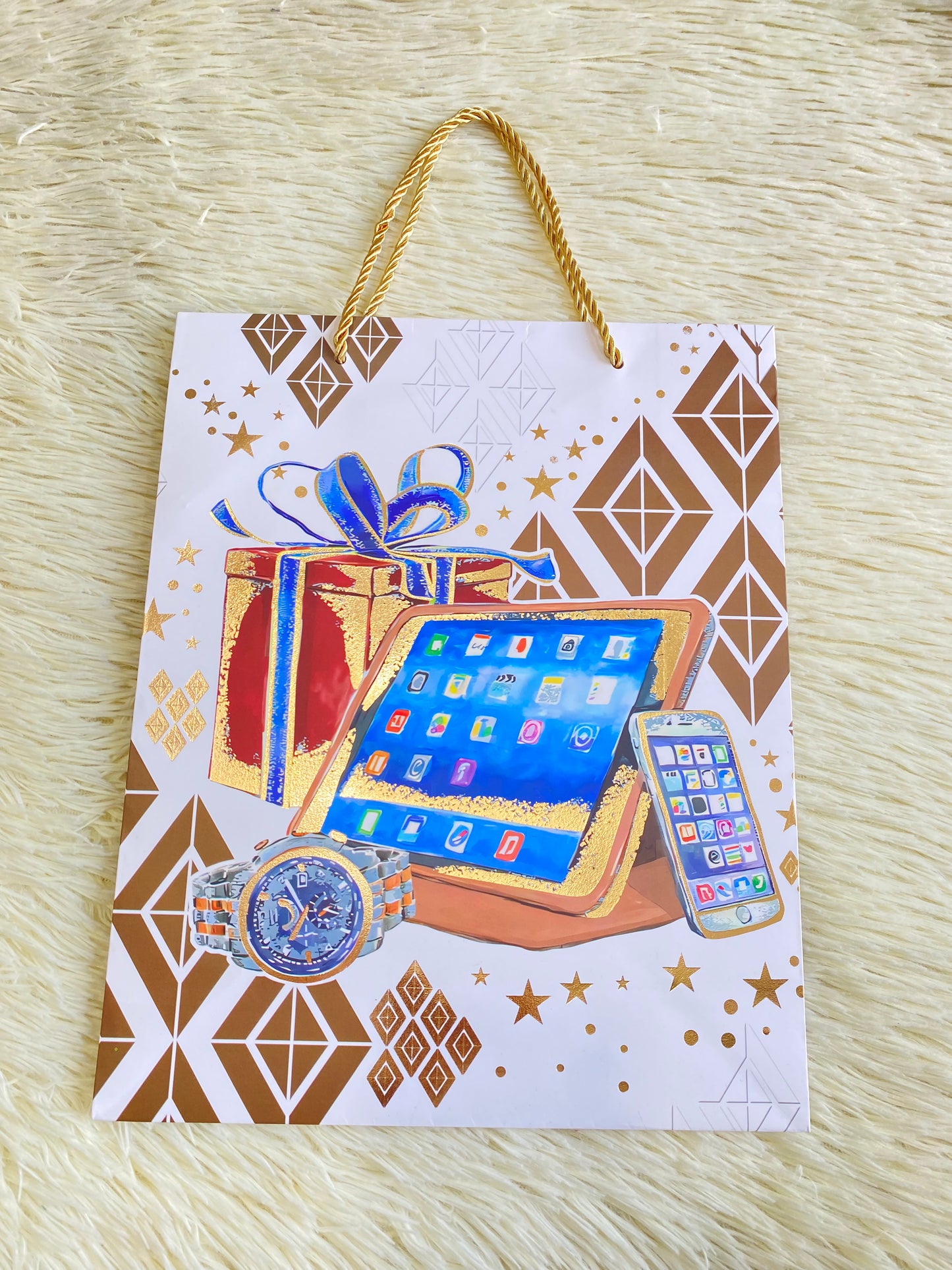 Shopping blanco con caja de regalo, reloj  y IPad en el centro con detalles dorados. MEDIANO