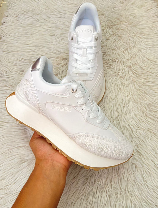 Tenis GUESS original blanco con marrón altos, com logotipo de Guess.