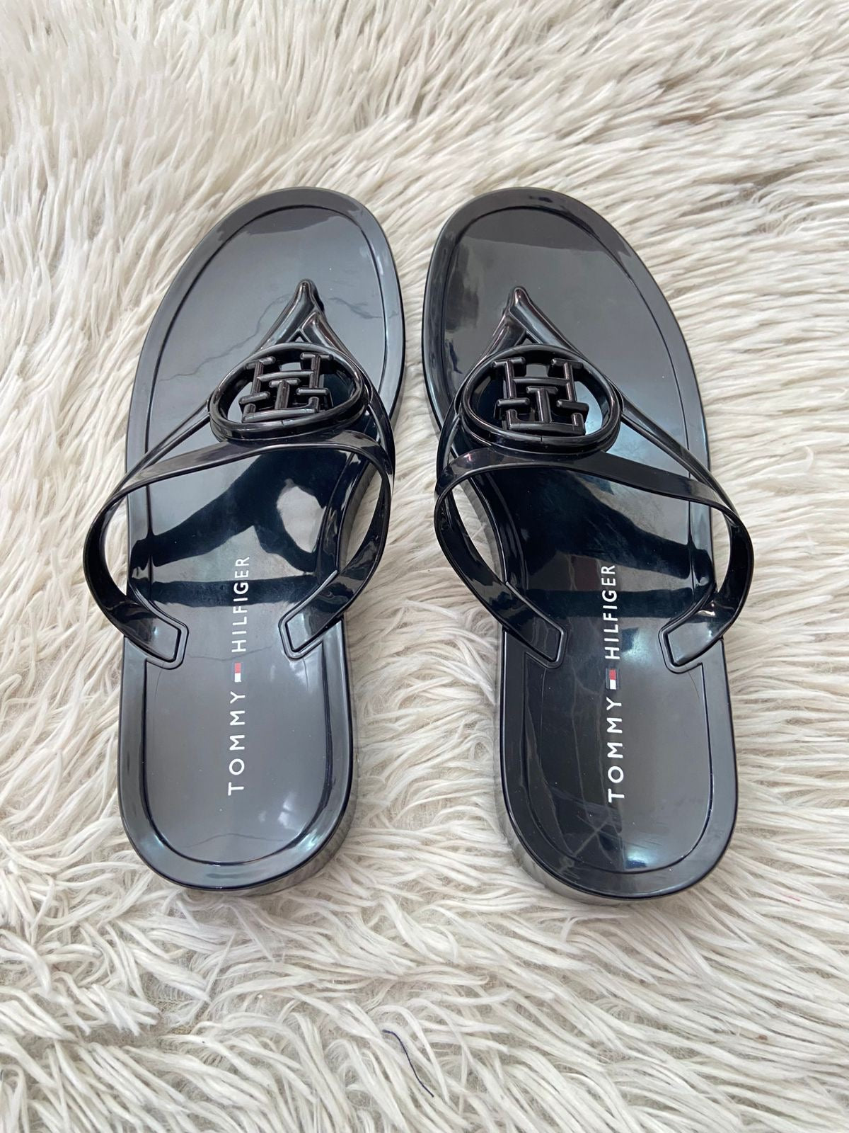 Sandalias TOMMY HILFIGER original, negro matte, con diseño de círculo e iniciales TH.