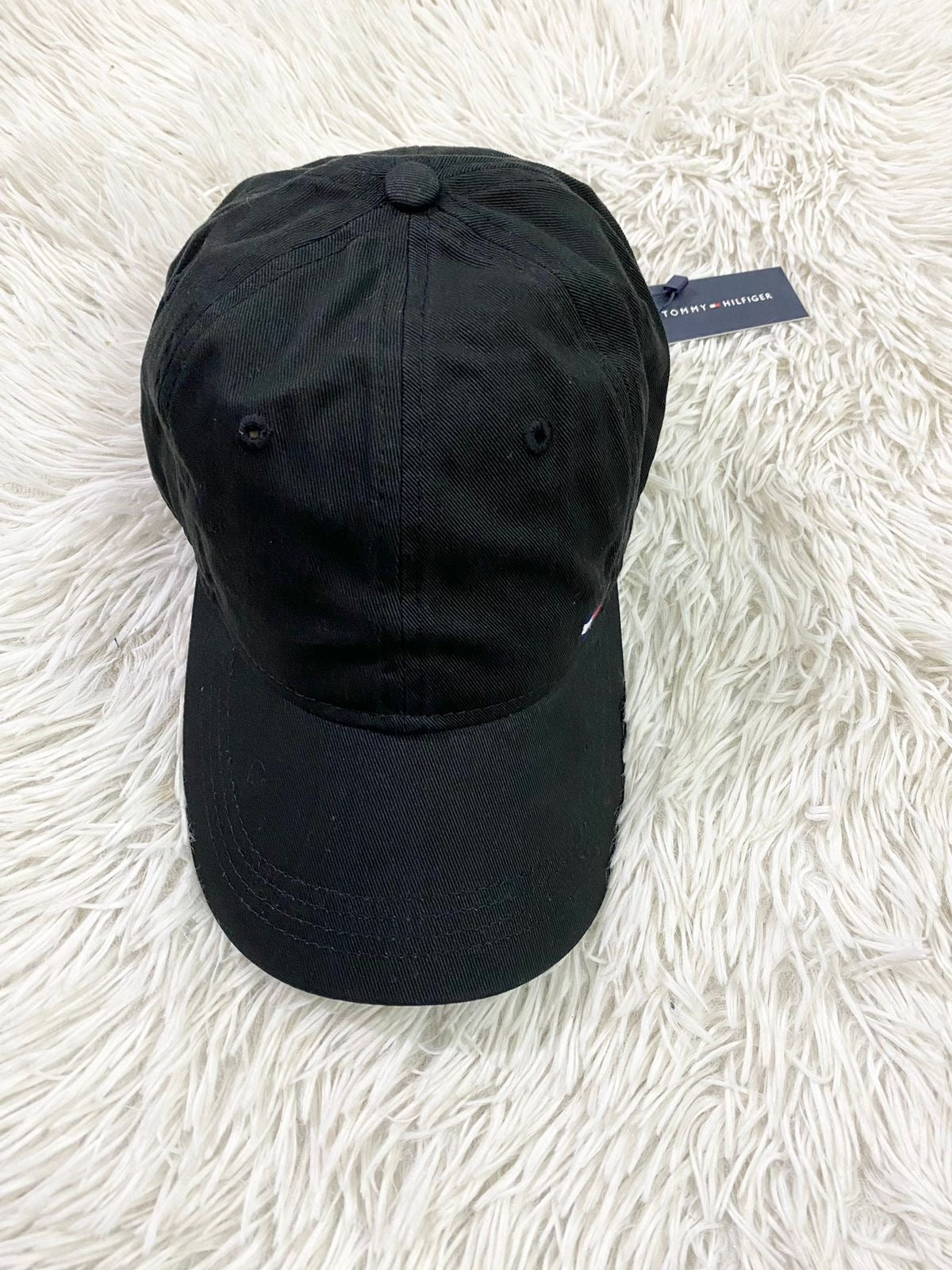 Gorra Tommy Hilfiger original negra con pequeño logotipo al lado y letras HILFIGER en blanco.