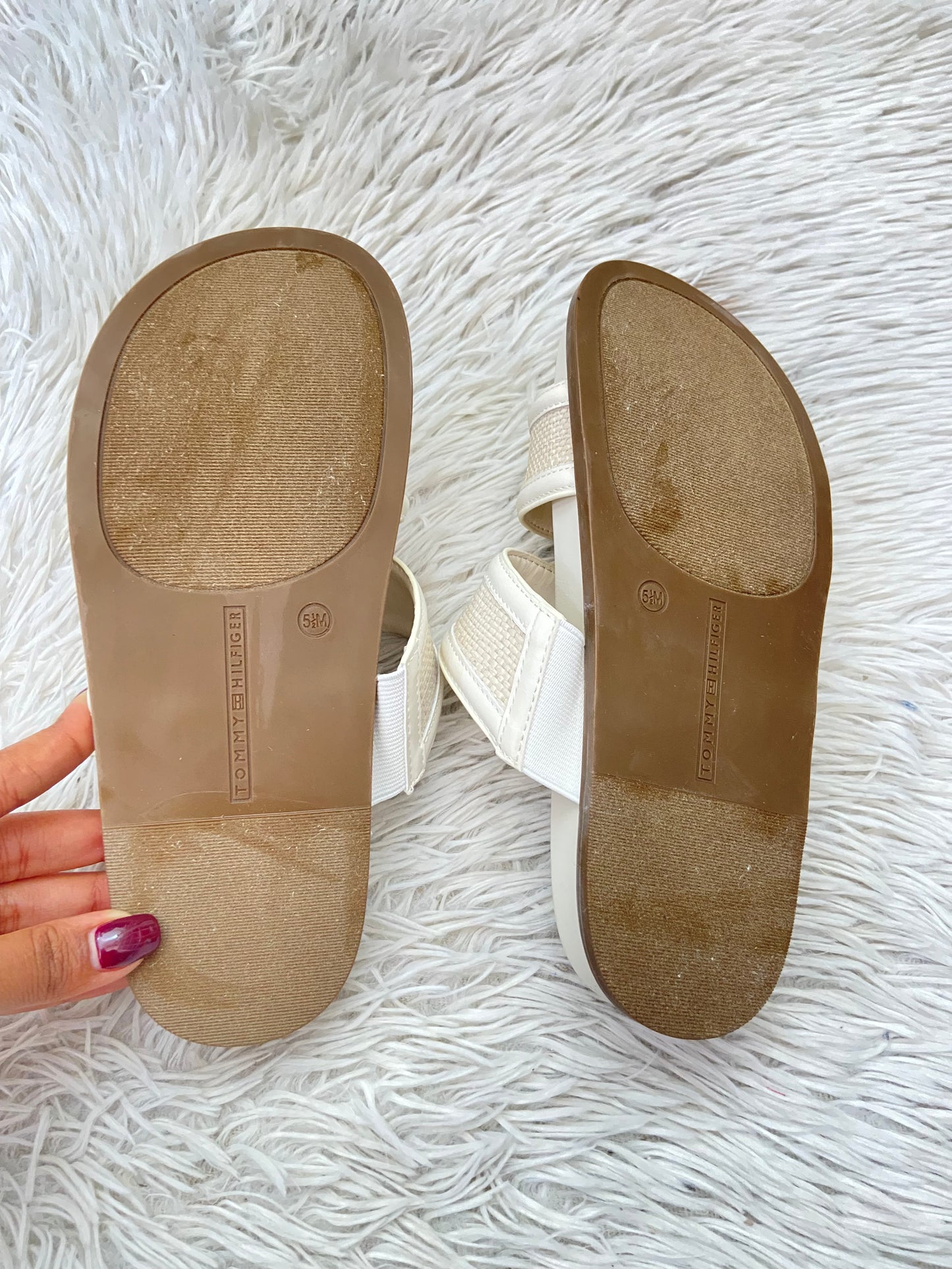 Sandalias TOMMY HILFIGER ORIGINAL original crema con placa TH en blanco con dorado.