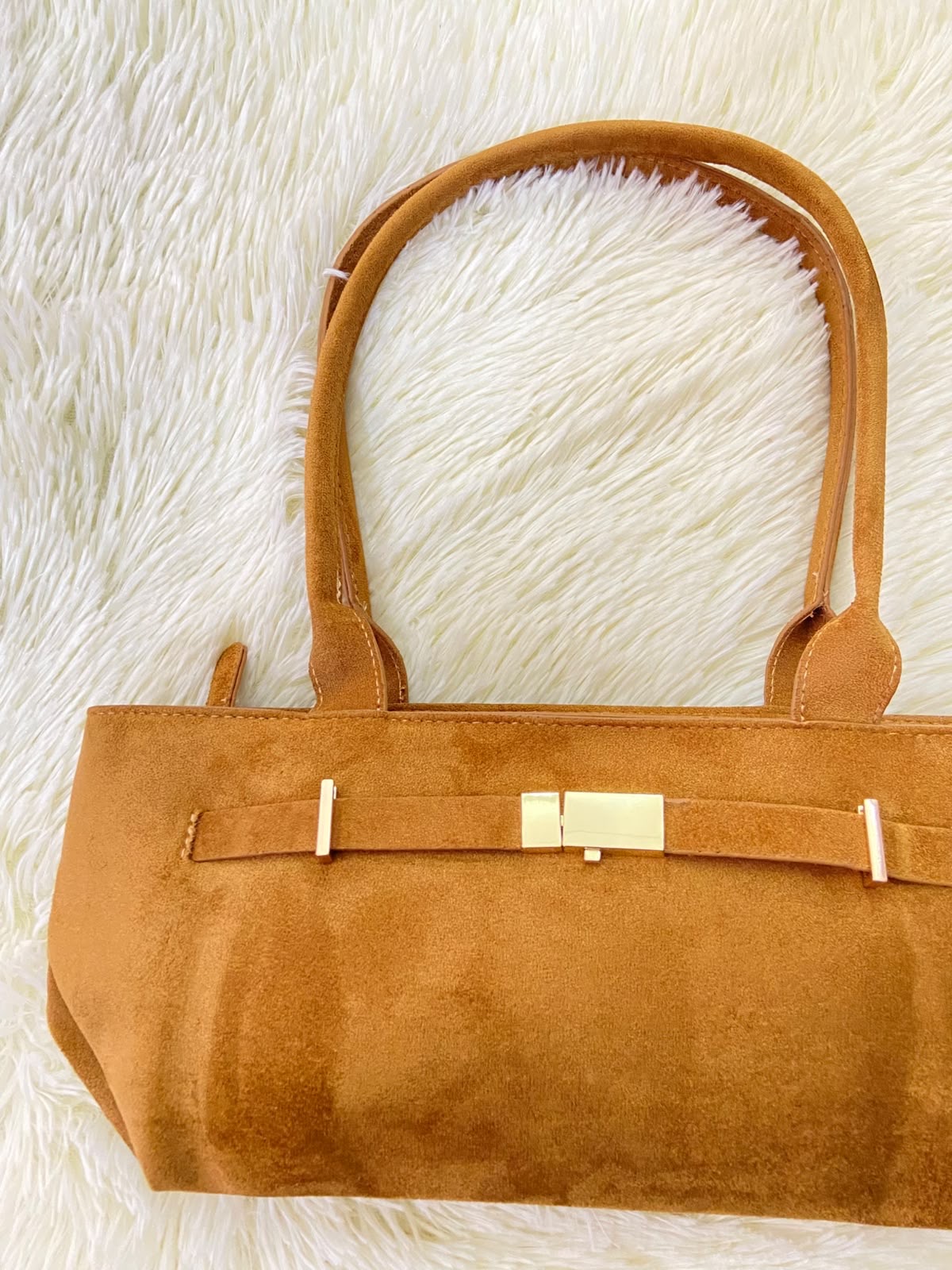 Cartera, marrón/ caramelo en pana y placa dorada en frente.