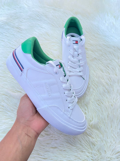 Tenis TOMMY HILFIGER original, blanco con verde en la parte trasera y letras HILFIGER en los costados.
