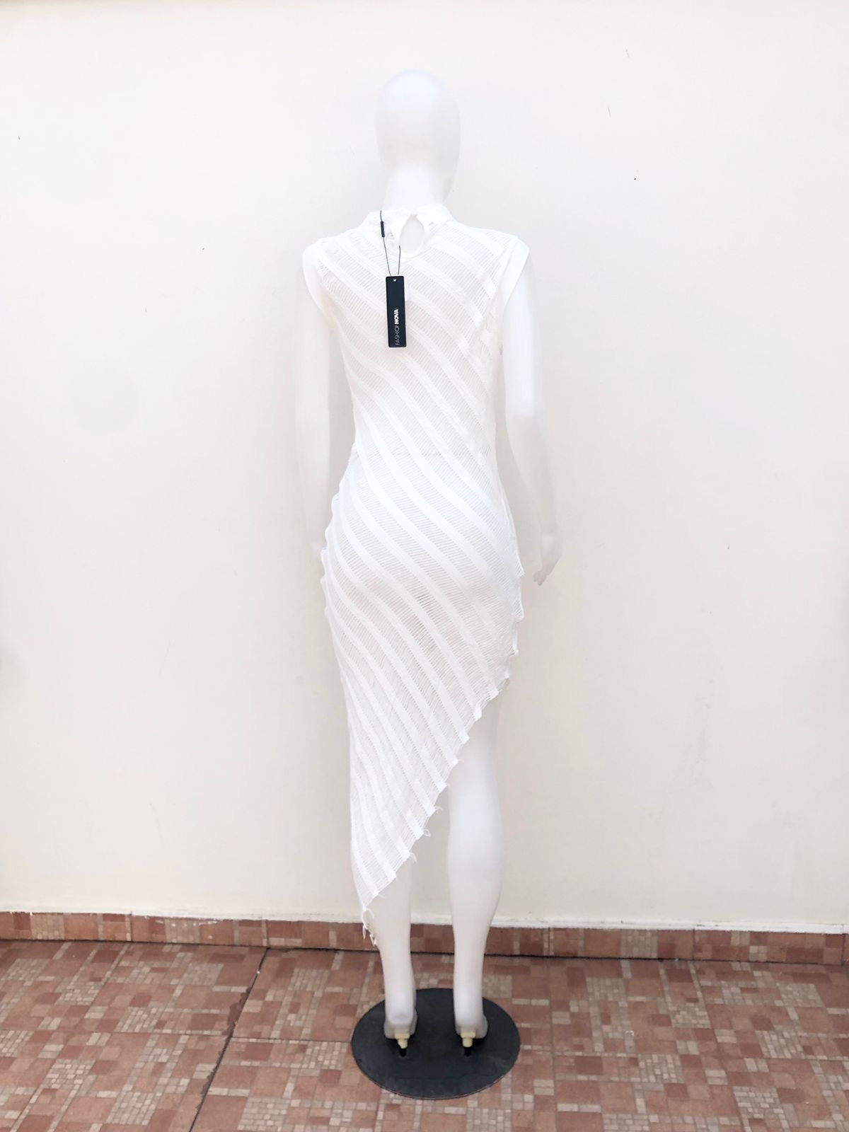 Vestido, blanco con corte de lado, en tela crochet.