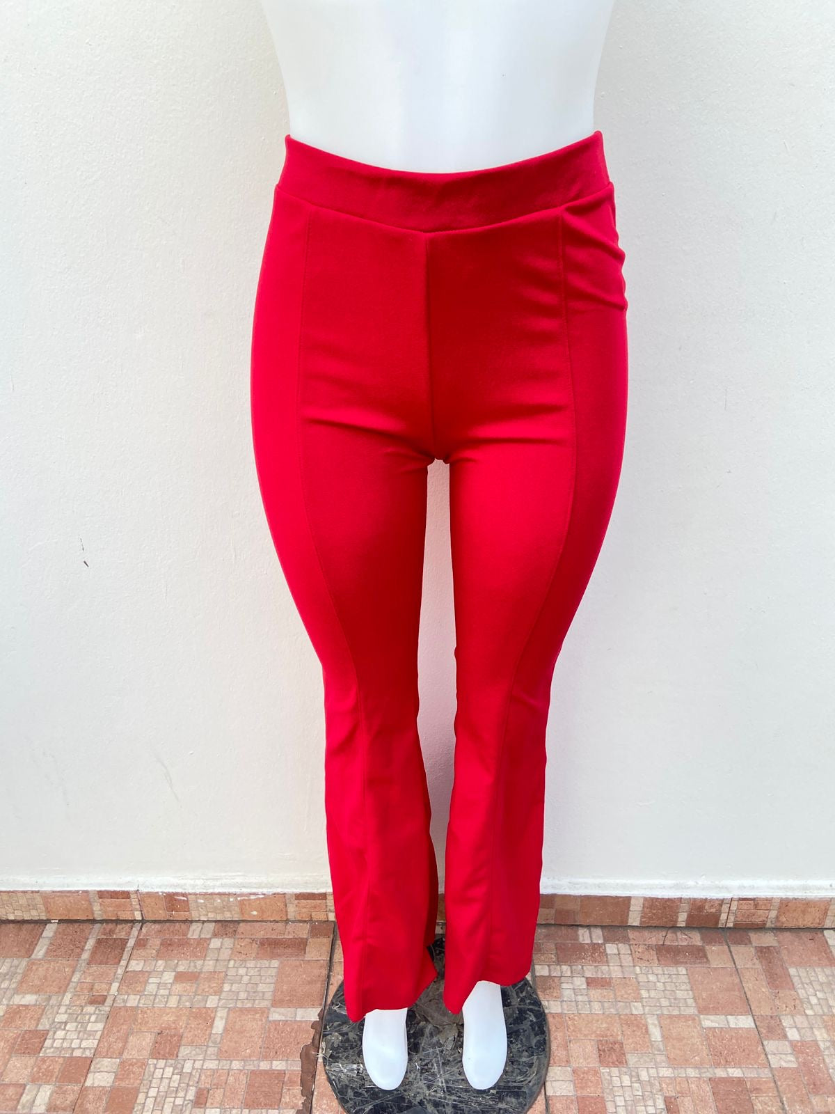 Pantalon Fashion Nova Original, en color rojo con tachones y campana .