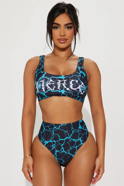 Biquini,de dos piezas  negro con estampado de grietas en color azules con letra al frente FIERCE y panti alto