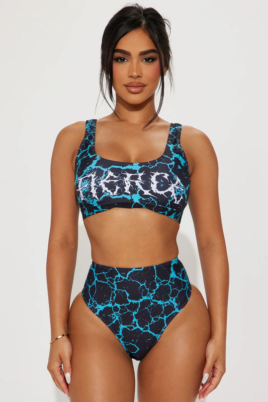 Biquini,de dos piezas  negro con estampado de grietas en color azules con letra al frente FIERCE y panti alto