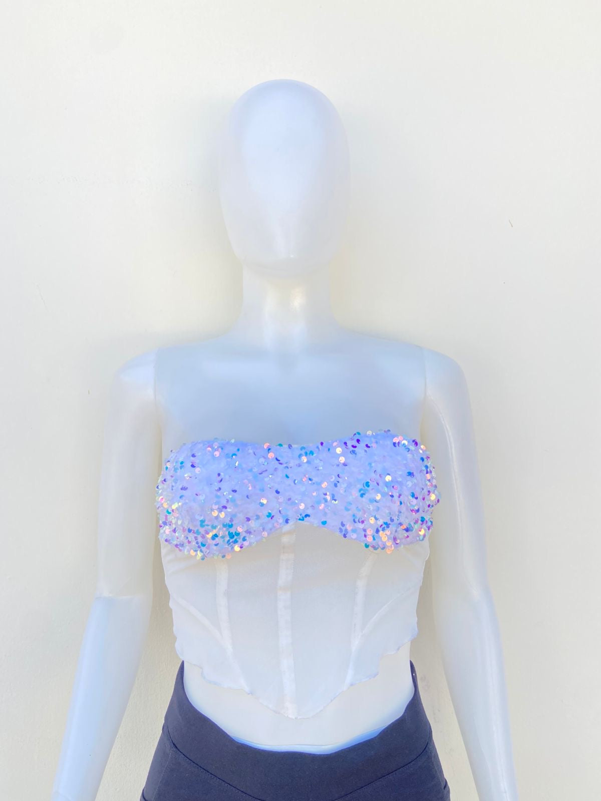 Top NEW PINK original blanco con lentejuelas en frente, strapless.