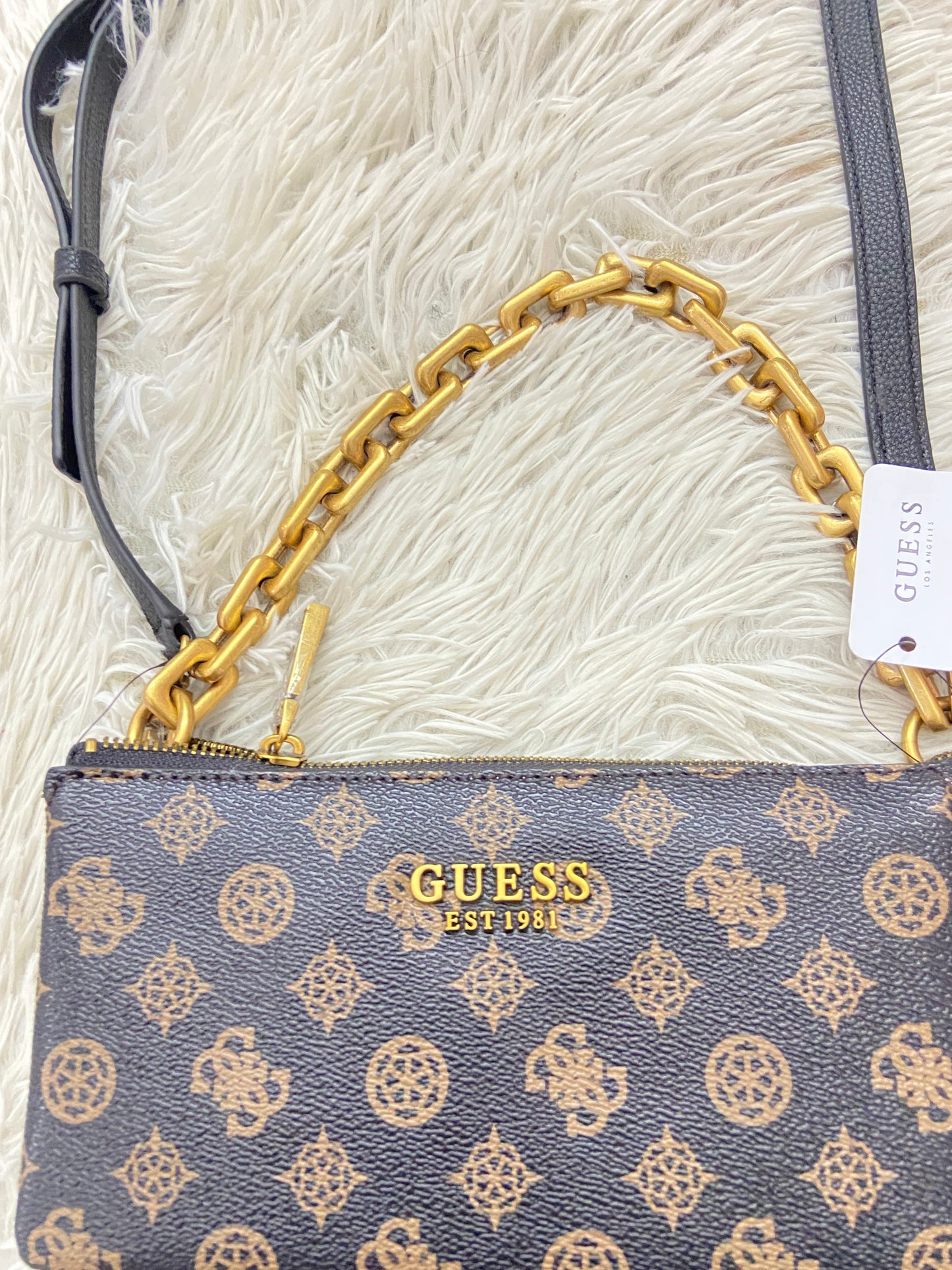 Cartera Guess original marrón oscuro con cadena dora y correa adicional.