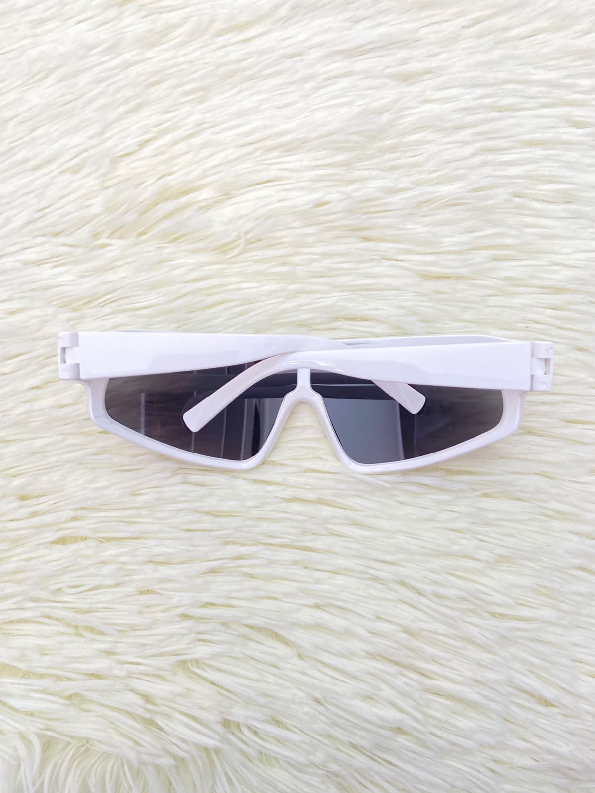 Lentes, con montura blanca y micas en color negro claro, con protección UV 100%.