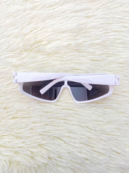 Lentes, con montura blanca y micas en color negro claro, con protección UV 100%.