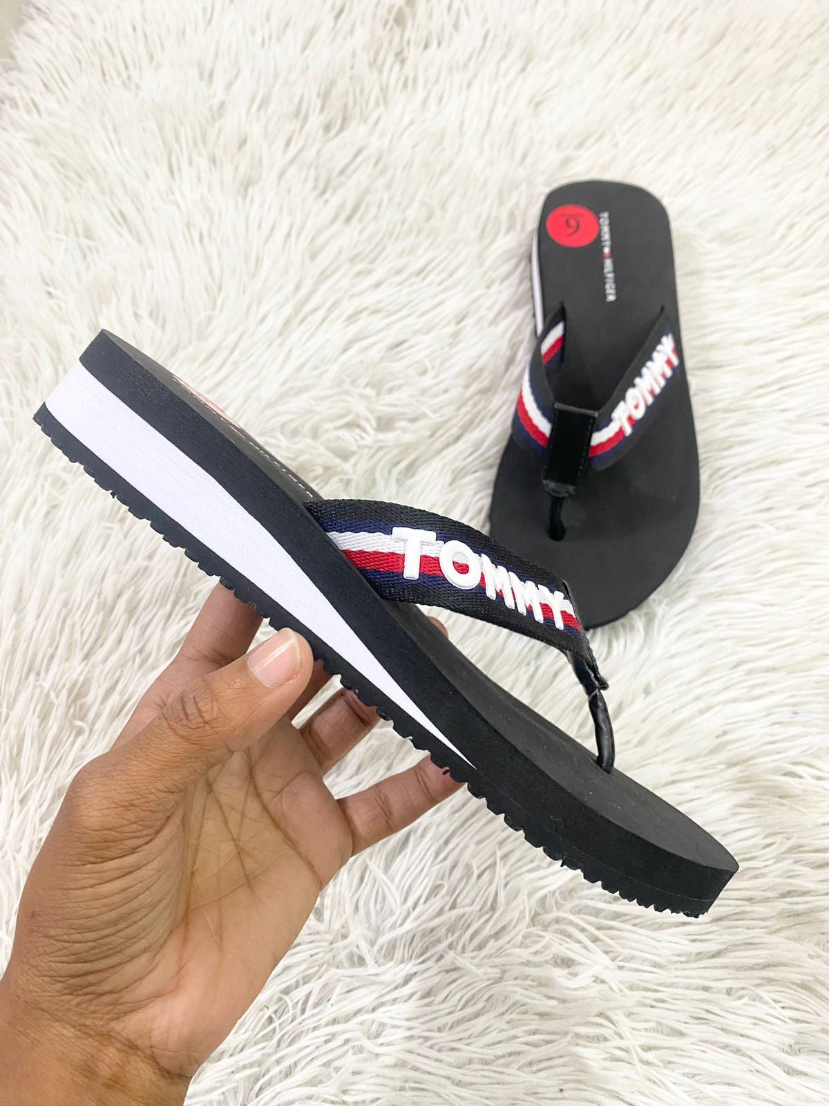 Sandalias Tommy Hilfiger original negra con letras TOMMY en color blanco.