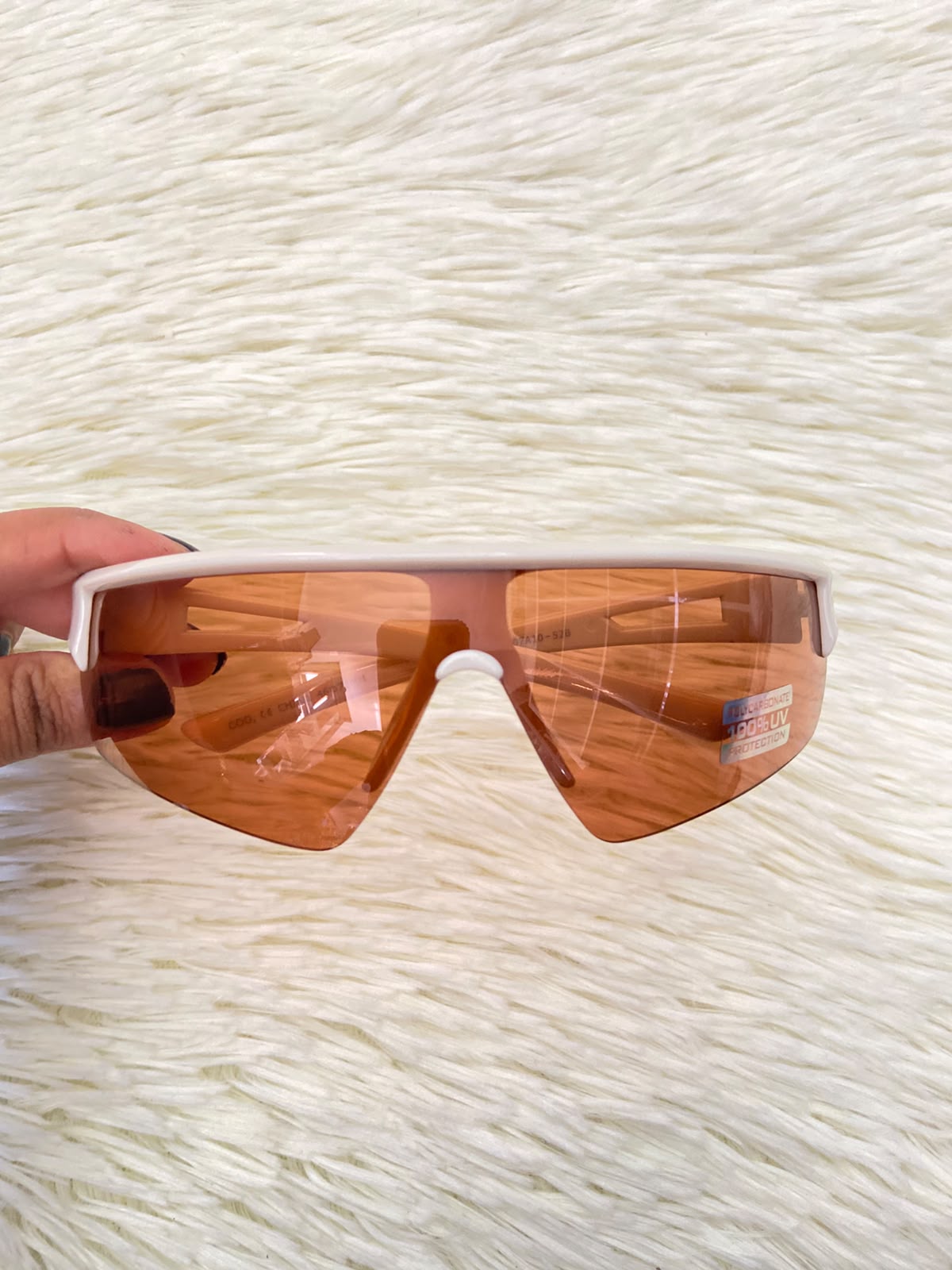 Lentes, naranja con montura en color crema y micas naranja, con preparación UV 100%.