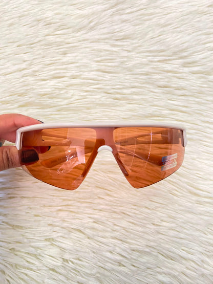 Lentes, naranja con montura en color crema y micas naranja, con preparación UV 100%.