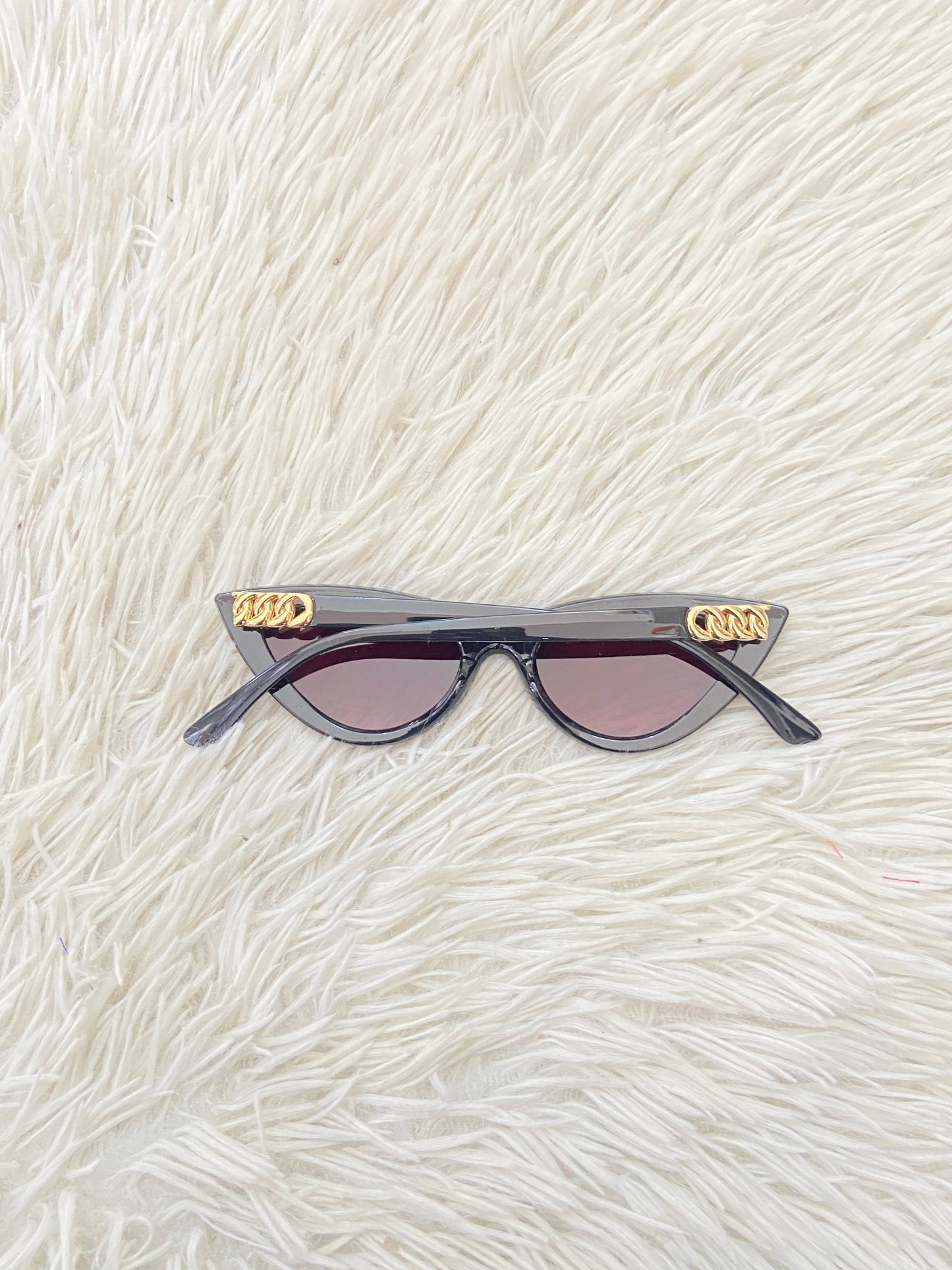 Lentes Fashion Nova original negro pequeños con detalles dorado en los lados.