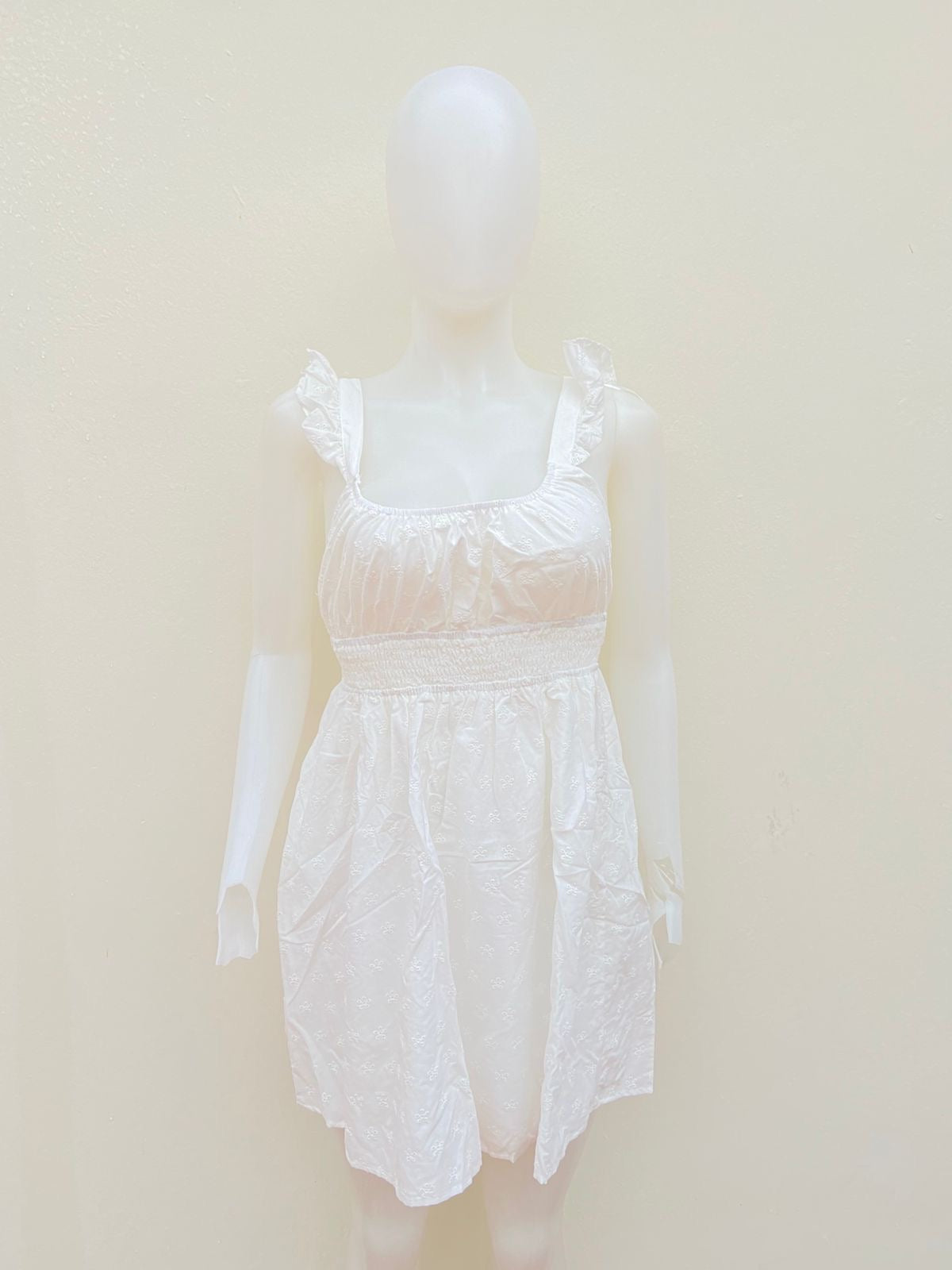 Vestido HAUTE MONDE original, blanco con vuelos en las magas y bordado de flores.