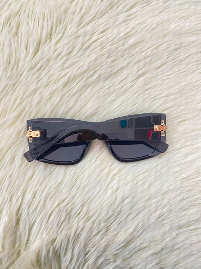 Lentes, negros con micas negra y detalle dorado.