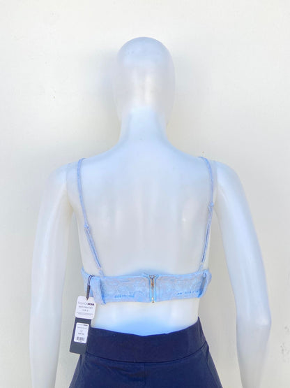 Top, azul claro (baby blue) con encaje y escote en frente.