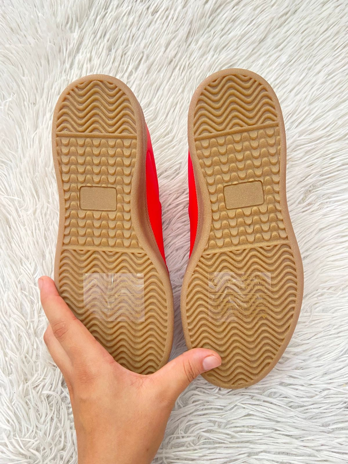 Tenis TOP MODA original, rojo con crema y suelas en color marrón.