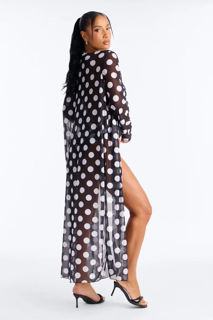 Biquini, negro con estampado lunares blanco, con cover up.
