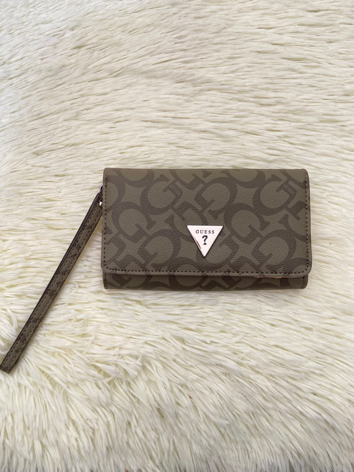 Monedero GUESS original, color verde militar con estampado G y placa GUESS en forma de triangulo en plateado.
