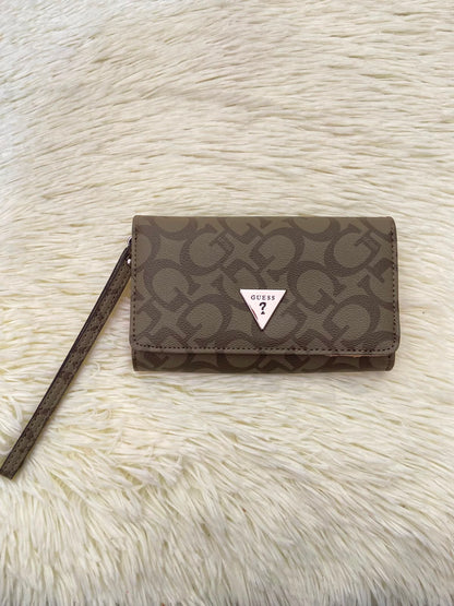 Monedero GUESS original, color verde militar con estampado G y placa GUESS en forma de triangulo en plateado.