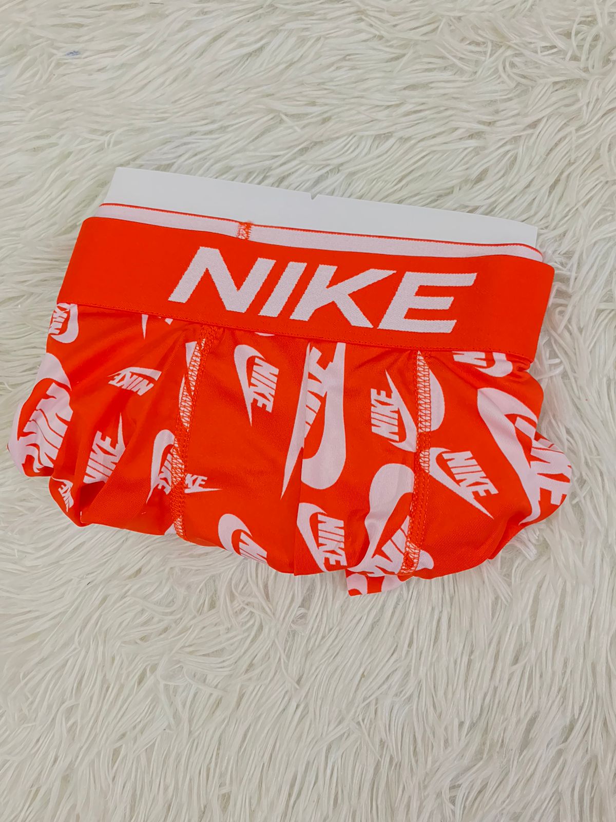 Boxer Nike original rojo con estampado de la marca Nike en blanco, un par.