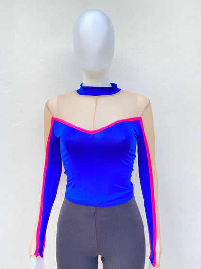 Top en color azul oscuro , con mangas y detalles crema y rosa