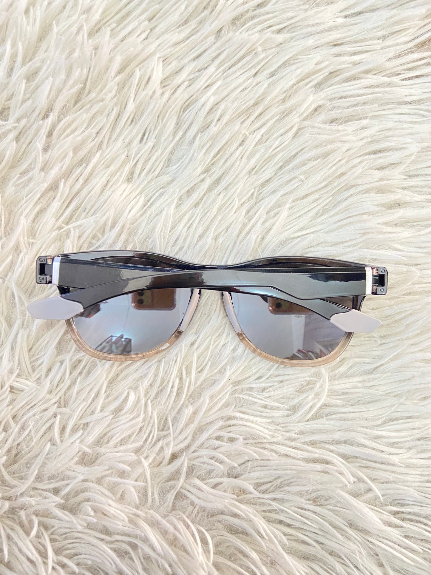 Lentes, negro con micas en color gris y montura degradada.