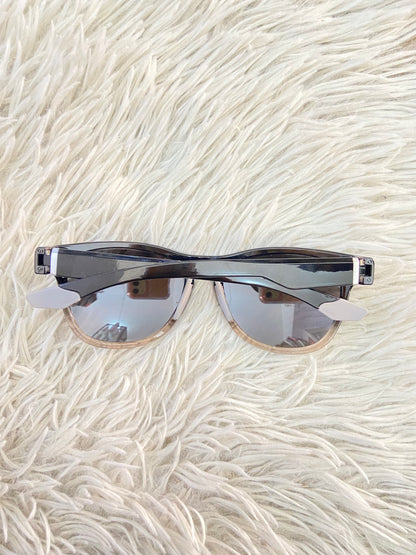 Lentes, negro con micas en color gris y montura degradada.