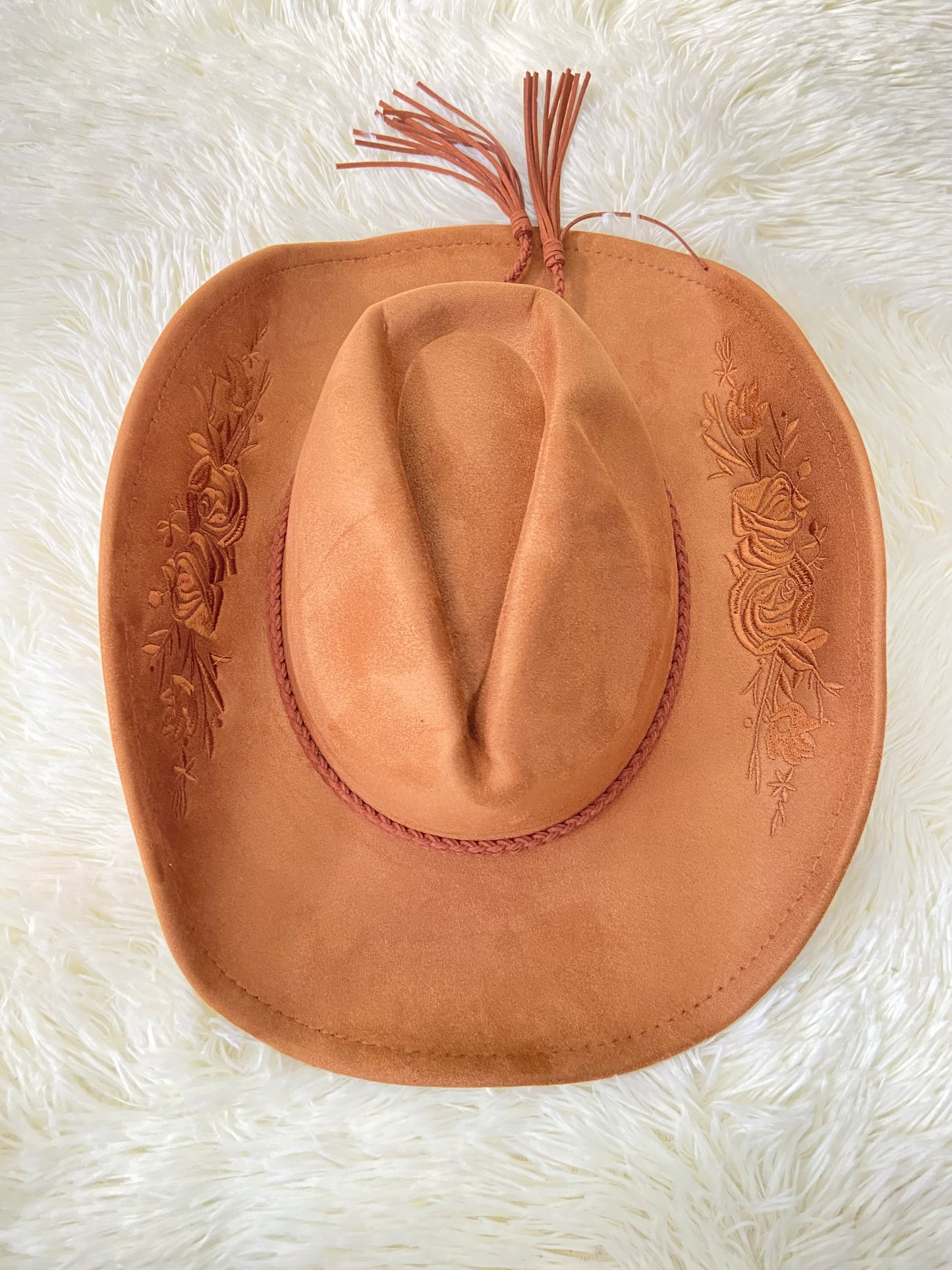 Sombrero, marron con bordado de flores en los lados y lazos, estilo vaquero.